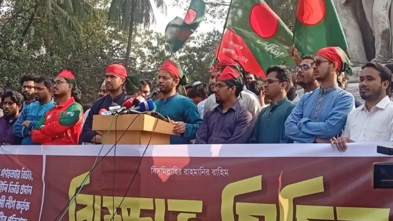 ঢাকা বিশ্ববিদ্যালয়ের রাজু ভাস্কর্যের পাদদেশে শিবিরের সমাবেশ অনুষ্ঠিত হয়