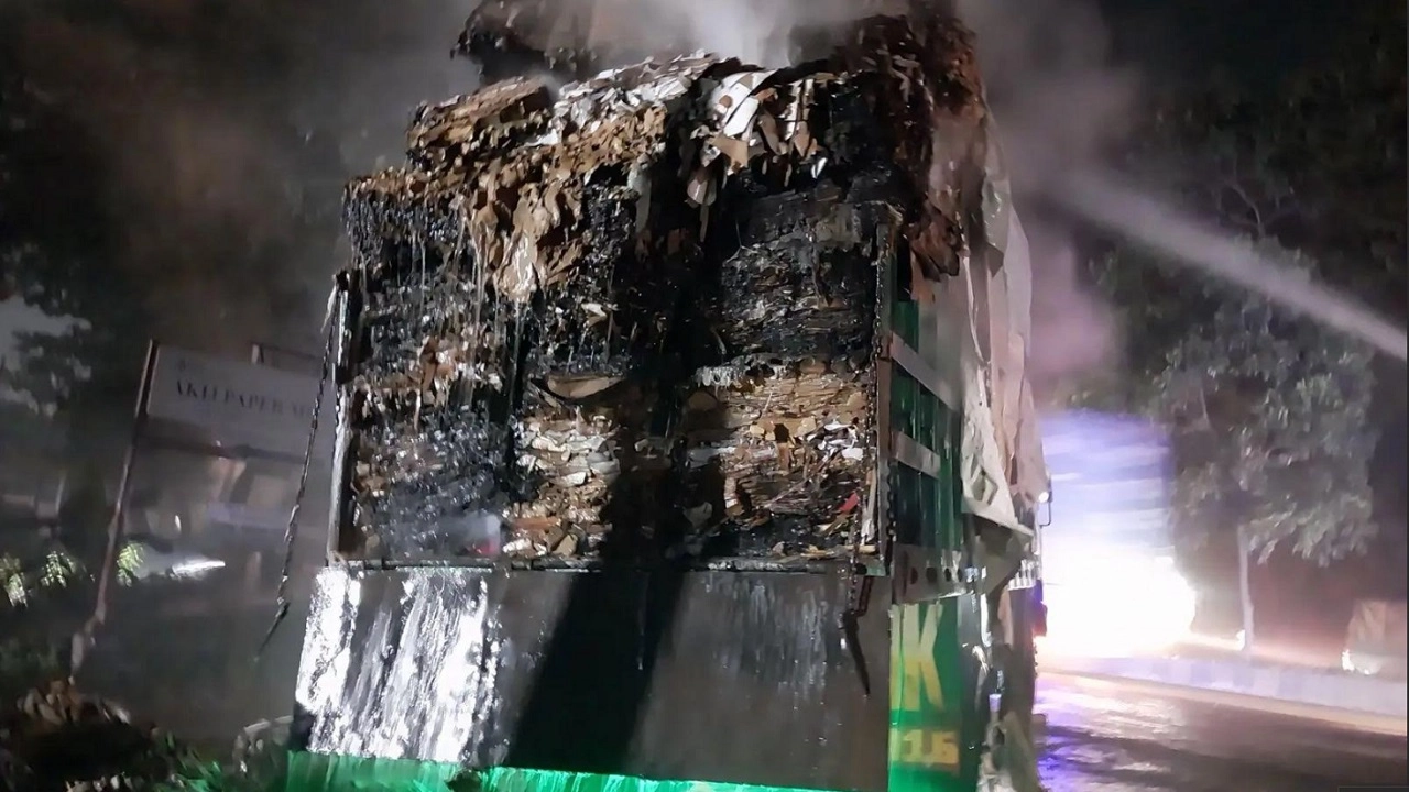 মালবাহী ট্রাকে আগুন