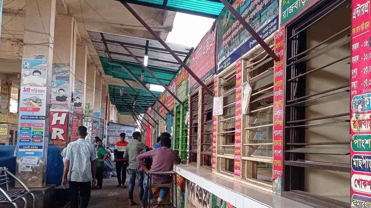 বিভিন্ন কাউন্টারে নেই যাত্রীদের আনাগোনা