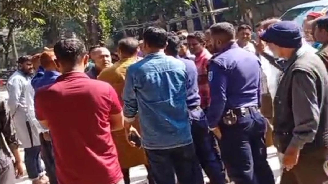 পলিশকে হাড়গোড় ভেঙে দেওয়ার হুমকি দিয়েছেন যুবদল ও ইউনিয়ন বিএনপির নেতাকর্মীরা