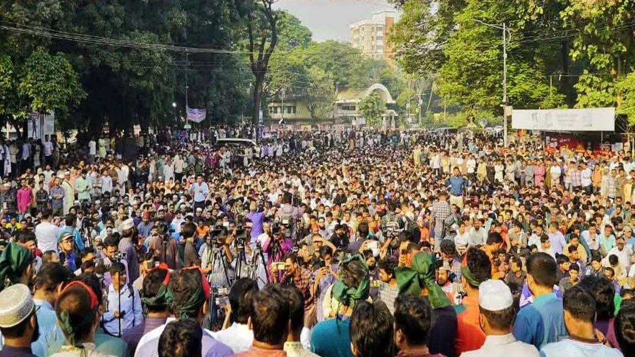 ঢাকা বিশ্ববিদ্যালয়ের রাজু ভাস্কর্যের সামনে শিবিরের সমাবেশ