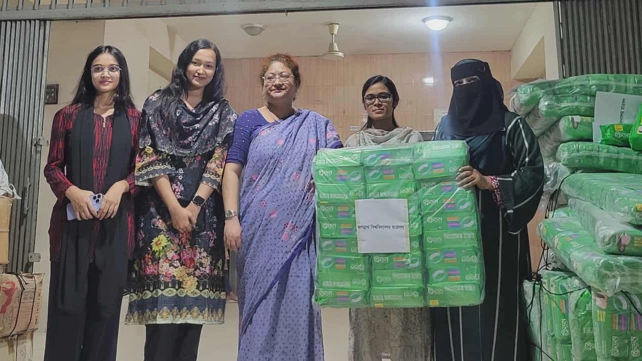 শিক্ষার্থীদের জন্য বিভিন্ন উপহার সামগ্রী প্রদান করেছে বিশ্ববিদ্যালয় শাখা ছাত্রদল