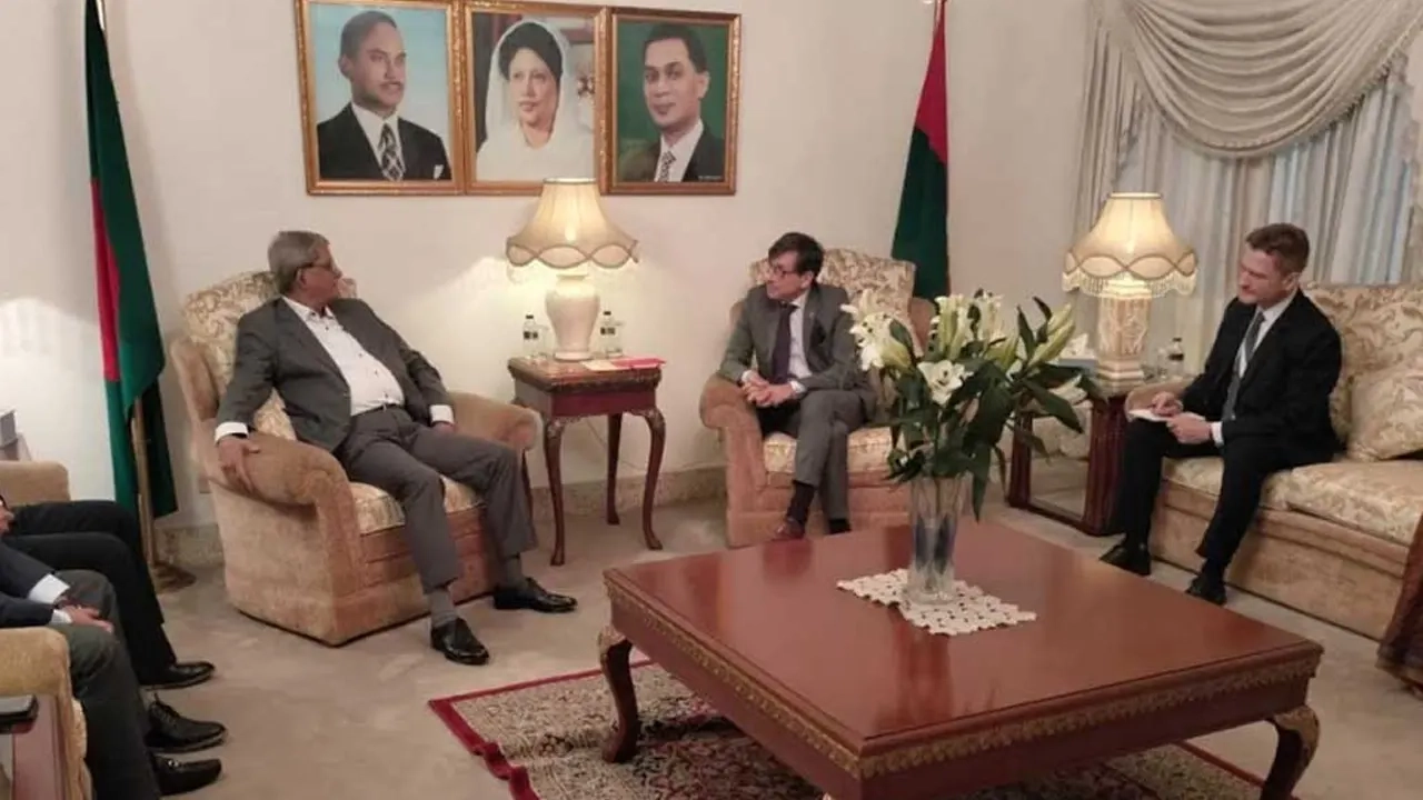 বিএনপি মহাসচিব মির্জা ফখরুল ইসলাম আলমগীরের সঙ্গে সৌজন্য সাক্ষাৎ করেছেন ঢাকায় নিযুক্ত ফ্রান্সের নতুন রাষ্ট্রদূত জ্যঁ মার্ক সেরে শার্লেট