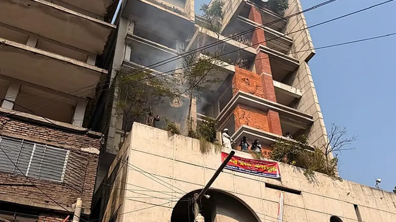 রাজধানীতে গুলিস্তানে কার্যক্রম নিষিদ্ধ আওয়ামী লীগের কেন্দ্রীয় কার্যালয়ে আগুন দেওয়া হয়