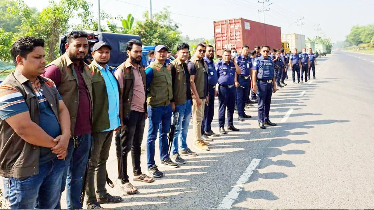 ঢাকা-চট্টগ্রাম মহাসড়কের কুমিল্লা অংশে সতর্ক অবস্থানে পুলিশ
