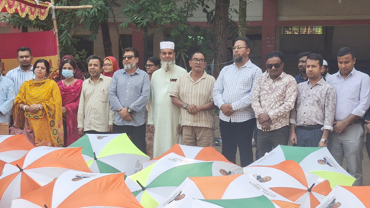 শিক্ষকদের মাঝে ছাতা বিতরণ করলেন সুলতান সালাউদ্দিন টুকুর পক্ষ থেকে নেতৃবৃন্দ