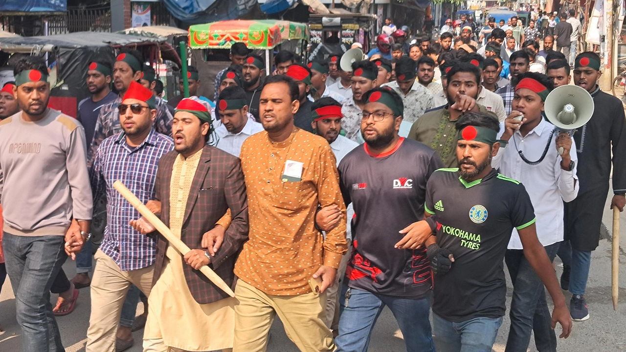 আওয়ামী লীগের নাশকতা ঠেকাতে চাঁপাইনবাবগঞ্জে রাজপথে ছাত্রশিবির