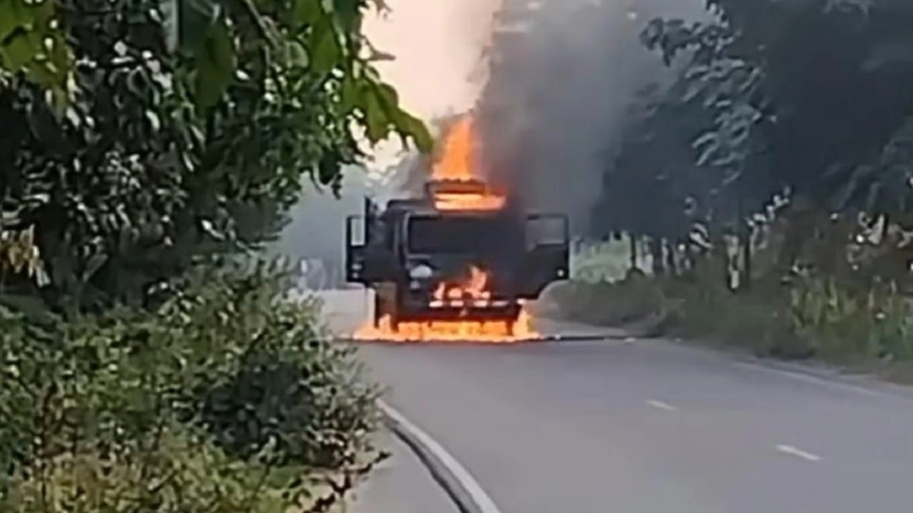 এক্সপ্রেসওয়েতে গাড়ি জ্বালিয়ে ও গাছ ফেলে অবরোধ সৃষ্টি