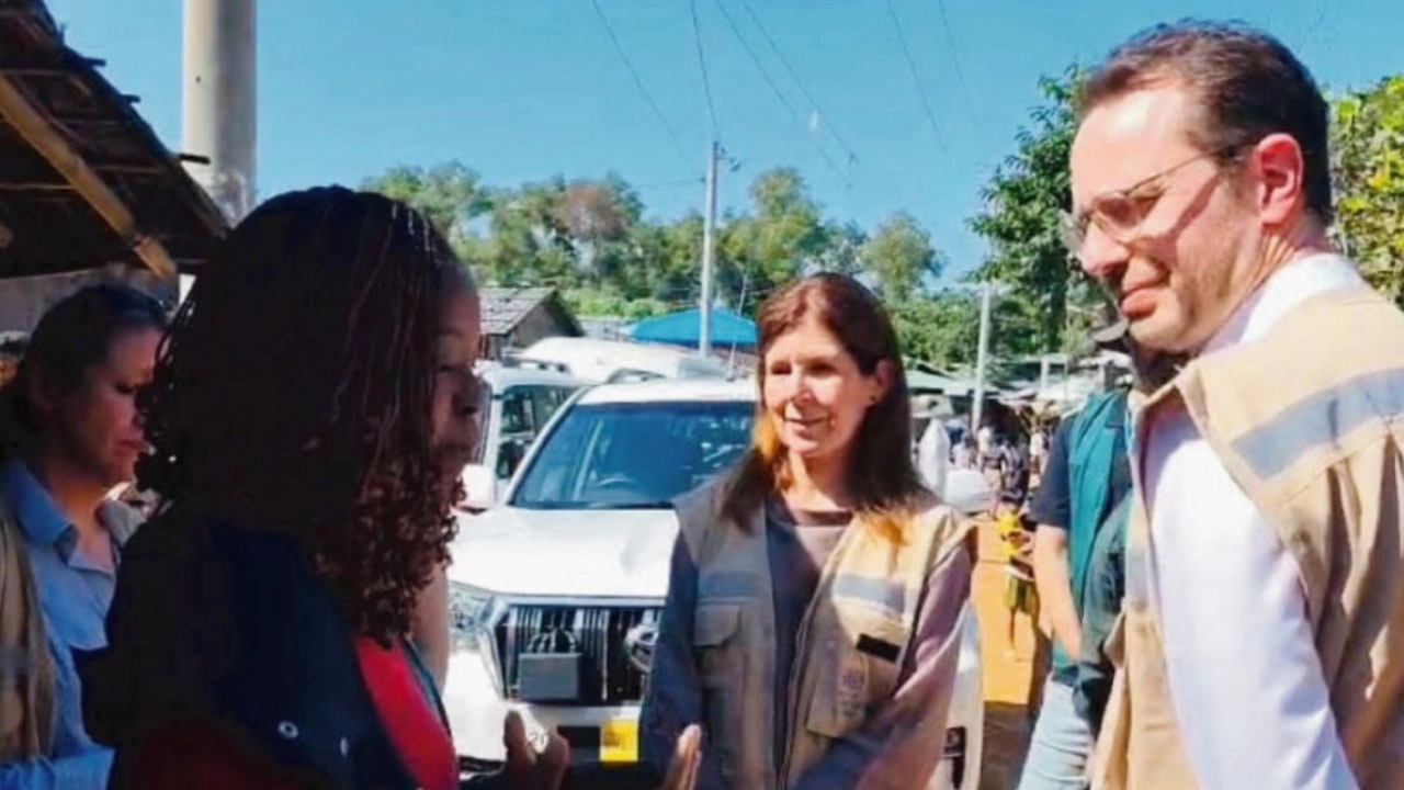 রোহিঙ্গা ক্যাম্প পরিদর্শনে যুক্তরাজ্যের উন্নয়ন মন্ত্রী