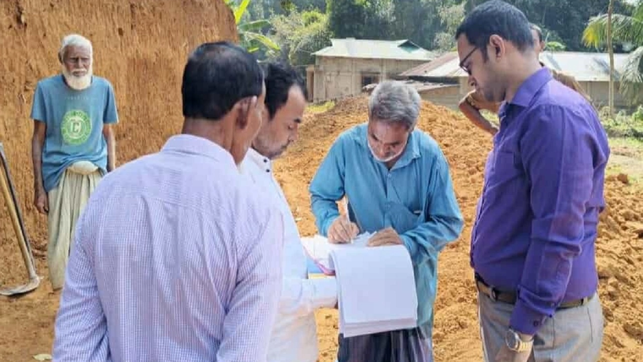 পাহাড় কেটে মাটি উত্তোলন করায় জরিমানা