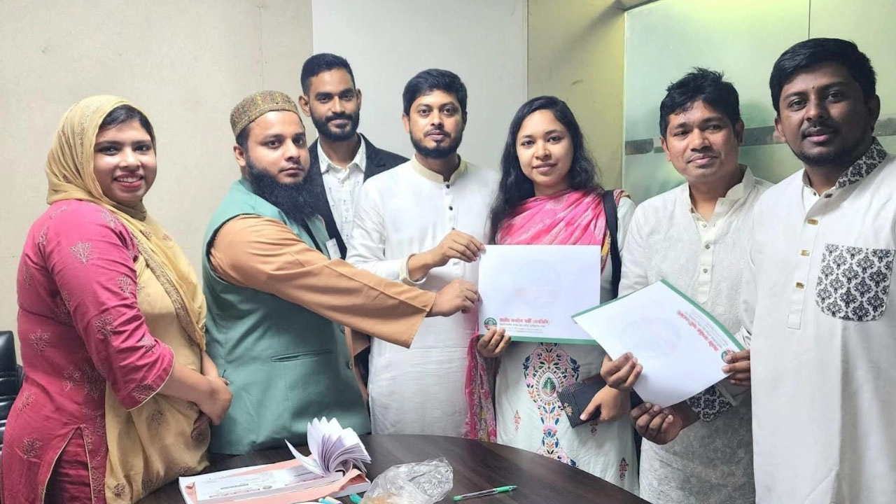 এনসিপি’র মনোনয়ন ফরম নিলেন দ্যুতি অরণ্য চৌধুরী প্রীতি