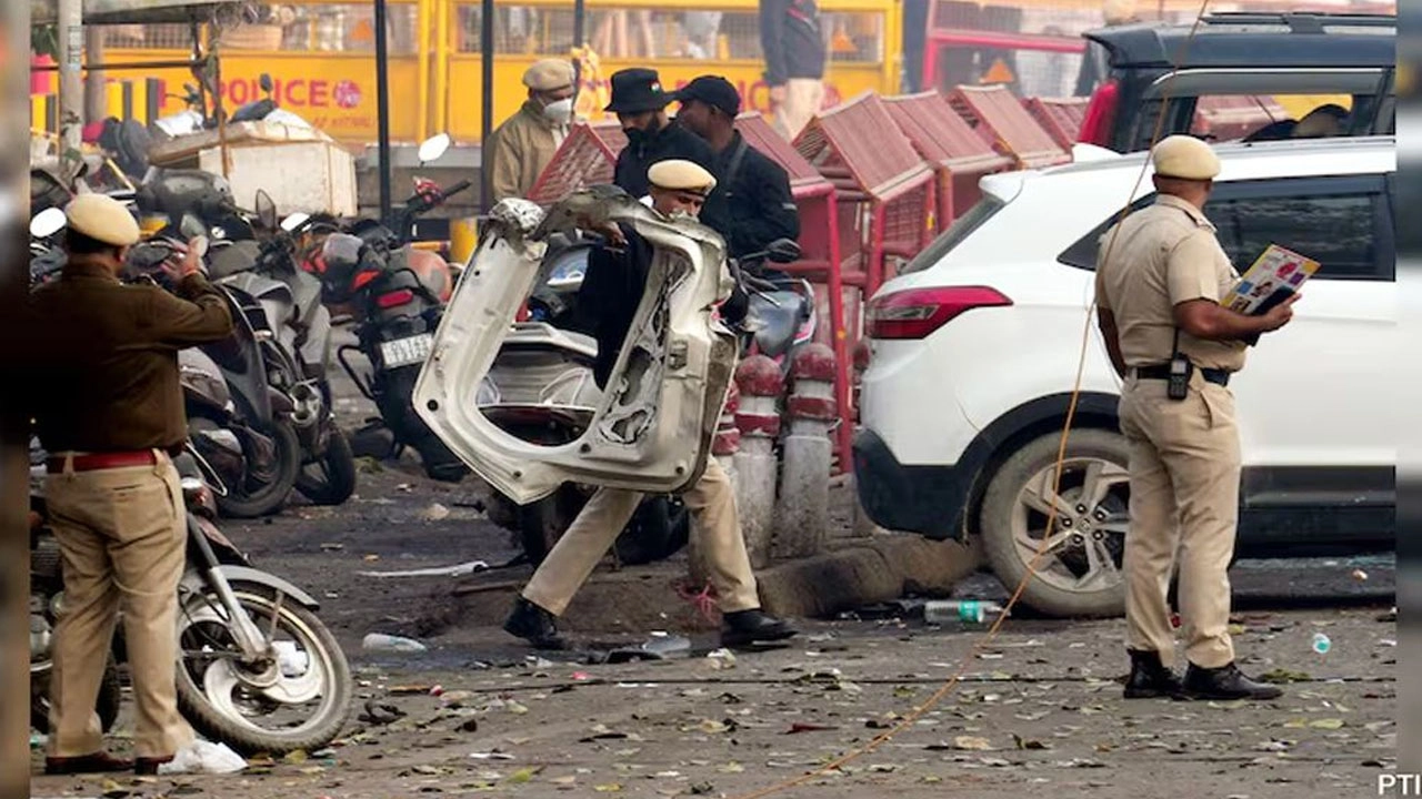 সম্প্রতি দিল্লির লালকেল্লার মেট্রোস্টেশনের কাছে একটি গাড়িতে বিস্ফোরণ ঘটেছে। এনডিটিভির সাম্প্রতিক ছবি