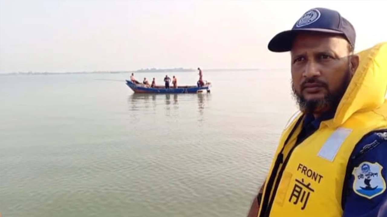 নিখোঁদের সন্ধানে সোনারগাঁ ফায়ার সার্ভিসের ডুবুরি দলের অভিযান