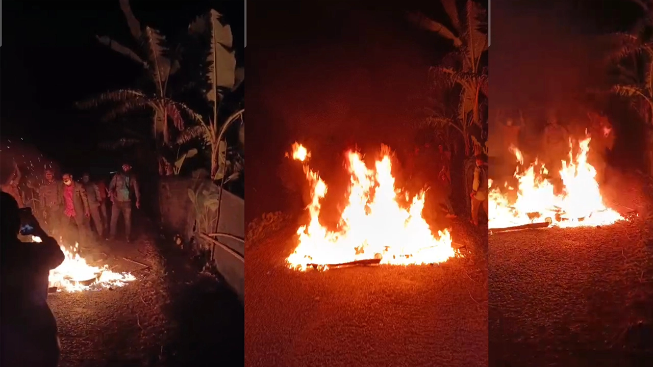 নিষিদ্ধ ছাত্রলীগের টায়ার জ্বালিয়ে সড়ক অবরোধে