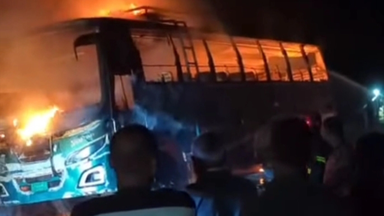যাত্রীবিহীন স্বর্ণা পরিবহনের একটি বাসে অগ্নিসংযোগ করেছে দুর্বৃত্তরা