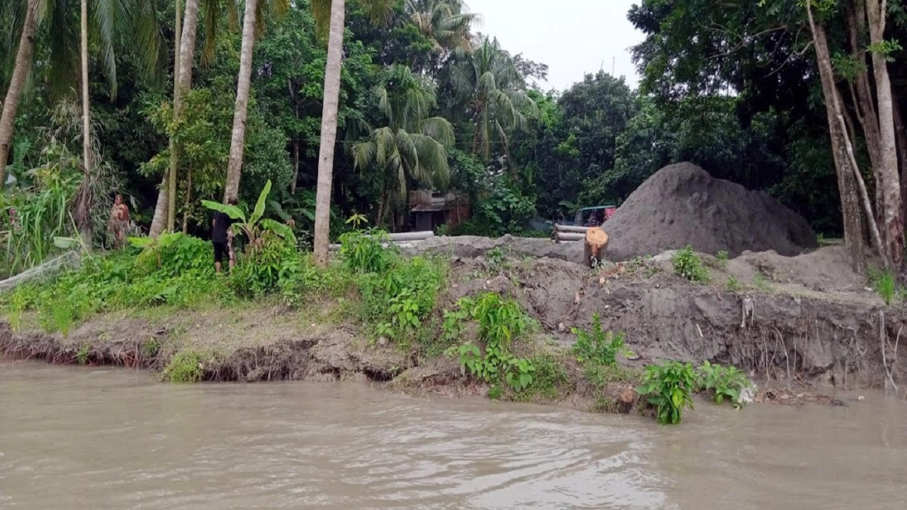 ভাঙনের ঝুঁকিতে রয়েছে মীরগঞ্জের একমাত্র সড়কটিও
