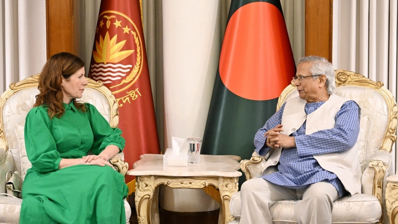বৃহস্পতিবার সন্ধ্যায় ঢাকায় রাষ্ট্রীয় অতিথি ভবন যমুনায় যুক্তরাজ্যের আন্তর্জাতিক উন্নয়নবিষয়ক মন্ত্রী ব্যারোনেস জেনি চ্যাপম্যান প্রধান উপদেষ্টা ড. ইউনূসের সঙ্গে বৈঠক করেন