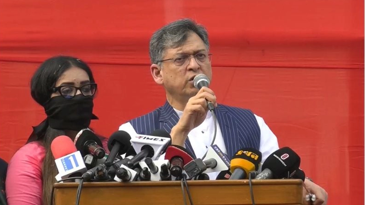 রাজধানীর শাহবাগে আয়োজিত এক সমাবেশে বক্তব্য দেন বিএনপির স্থায়ী কমিটির সদস্য সালাহউদ্দিন আহমদ