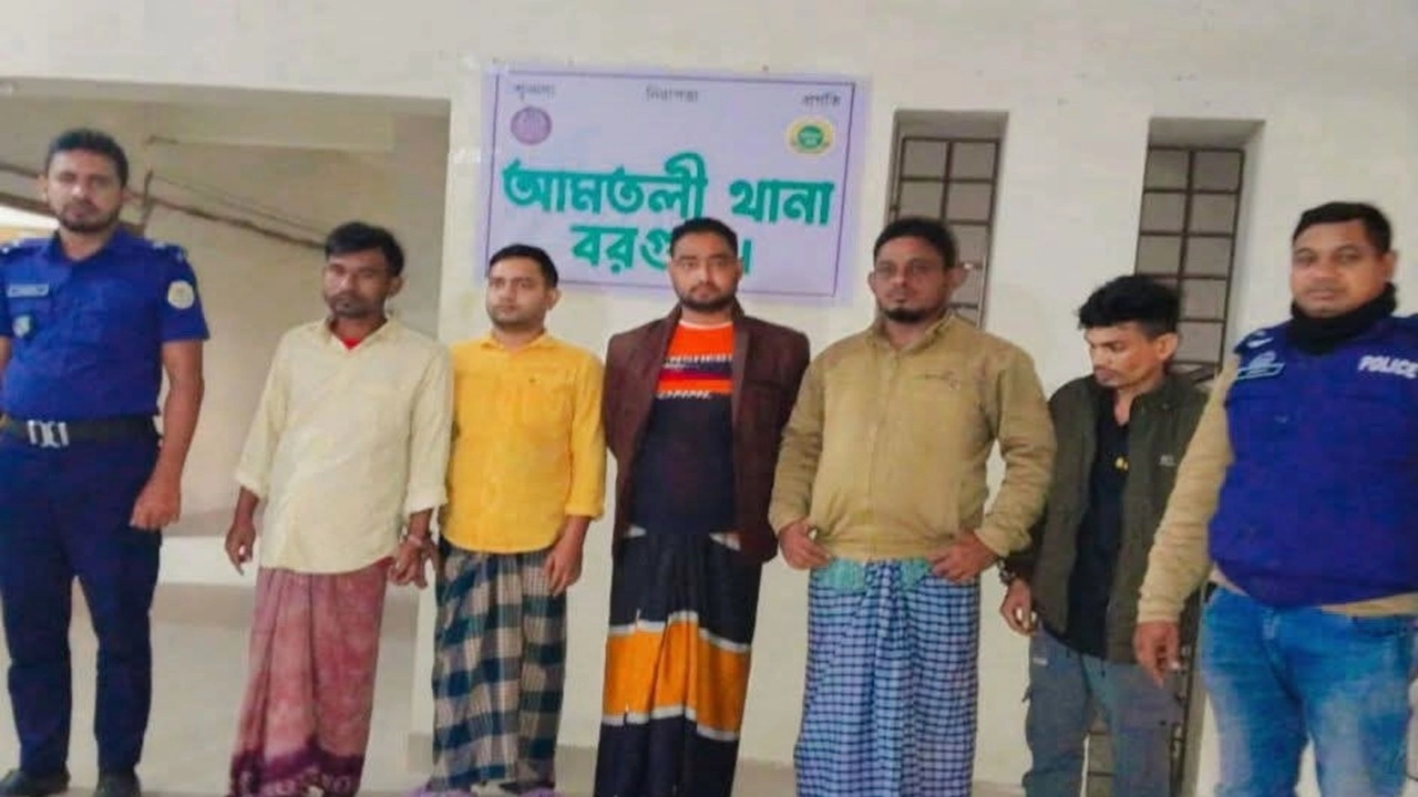 পুলিশ পাঁচজনকে আটক করে
