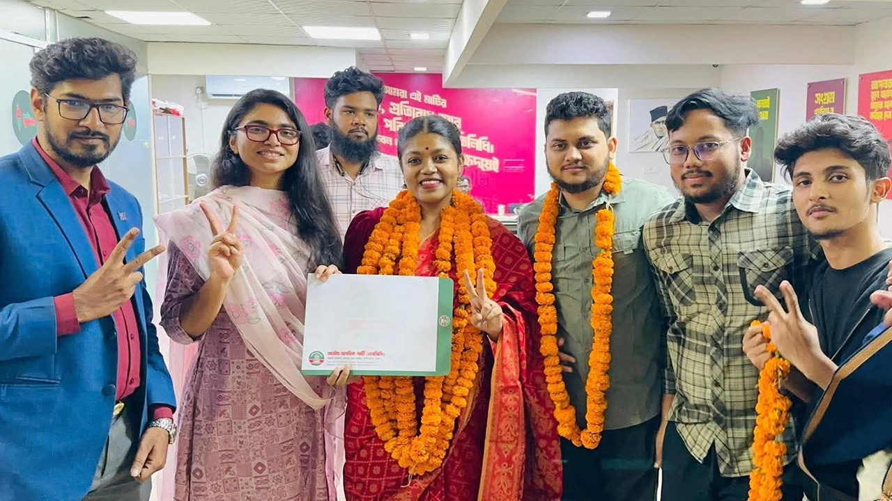 মনোনয়ন ফরম কিনলেন নুসরাত তাবাসসুম