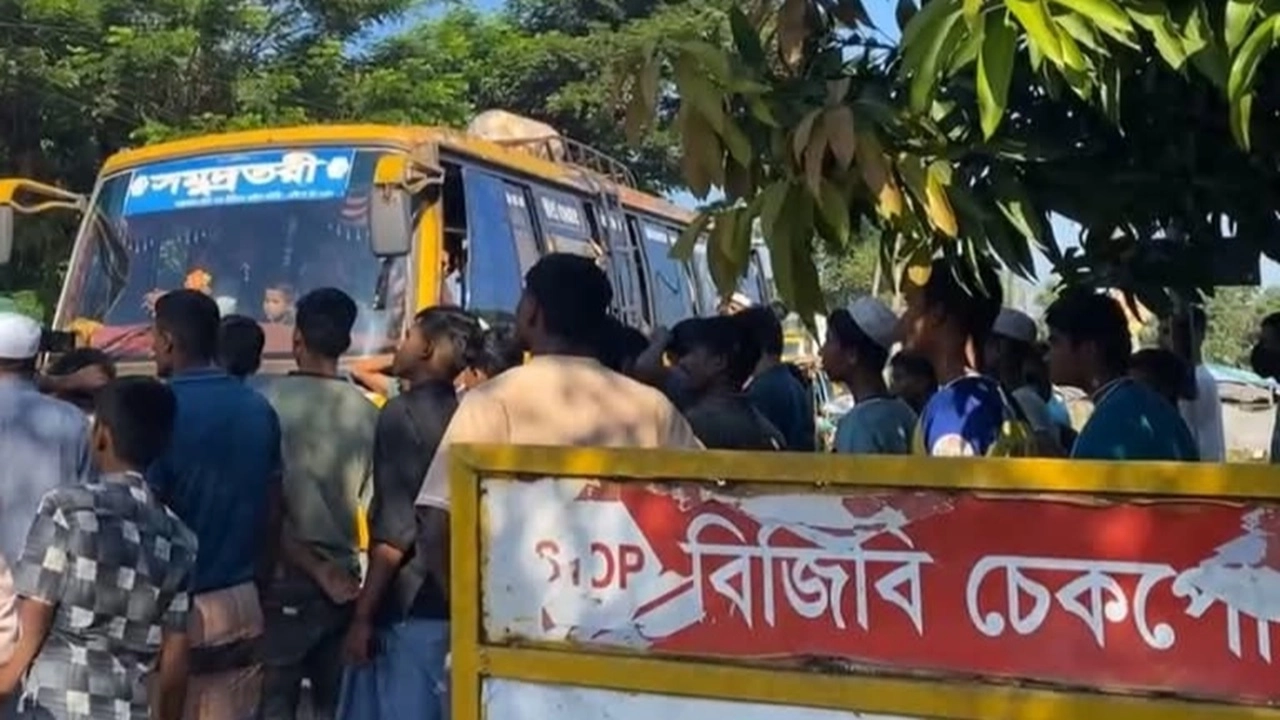 স্থানীয়দের একটি দল সড়কে অবস্থান নিয়ে অবরোধ শুরু করে