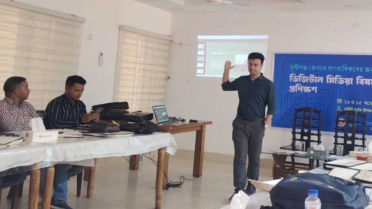 প্রশিক্ষণ কর্মশালায় সমসাময়িক ডিজিটাল সাংবাদিকতার বিভিন্ন বিষয় তুলে ধরা হচ্ছে