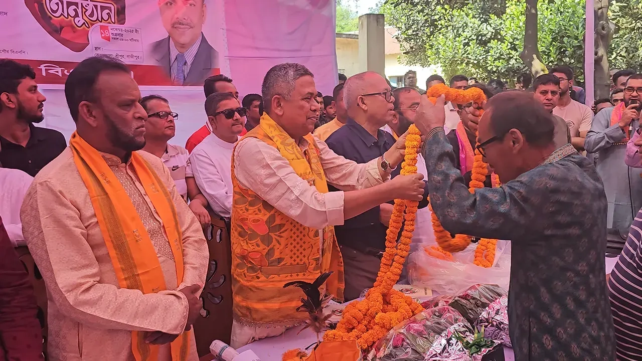গাজীপুরের শ্রীপুরে ৮টি ক্ষুদ্র নৃগোষ্ঠীর পাঁচ শতাধিক সদস্য বিএনপিতে যোগ দিয়েছেন। এ সময় তাদের ফুল দিয়ে বরণ করা হয়