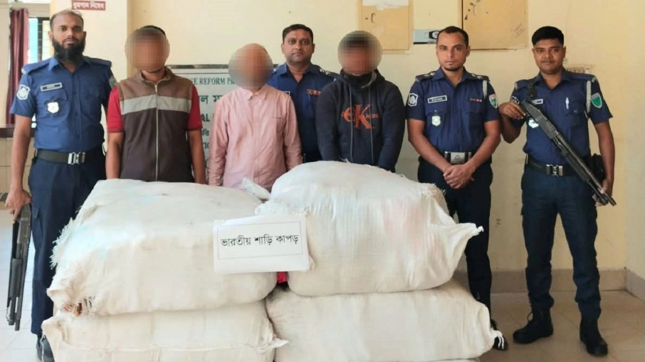 ভারতীয় শাড়ীসহ আটক