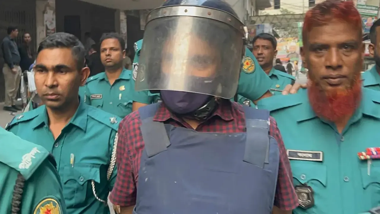 আদালত প্রাঙ্গণে ড. এরশাদ হালিম