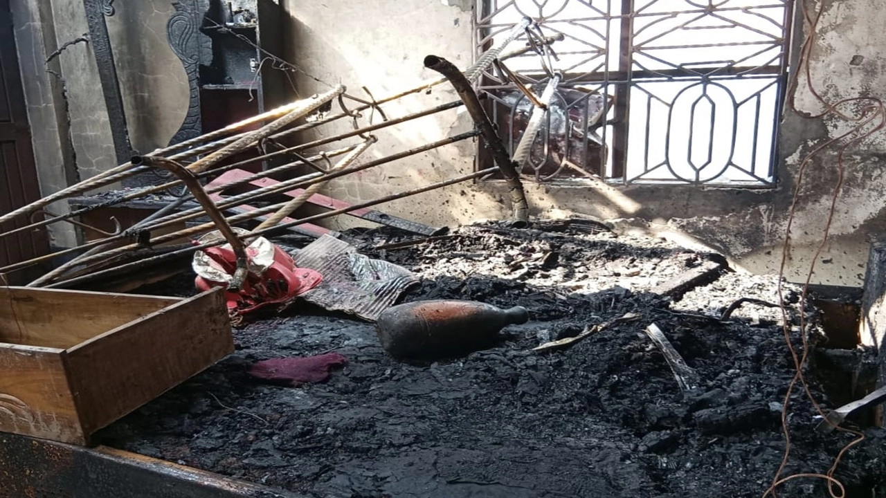 বৃহস্পতিবার (১৩ নভেম্বর) রাত আনুমানিক ১০টার দিকে কৃষক ও মুদিদোকানি মিলন মণ্ডলের বাড়িতে ঘটে এ মর্মান্তিক ঘটনা