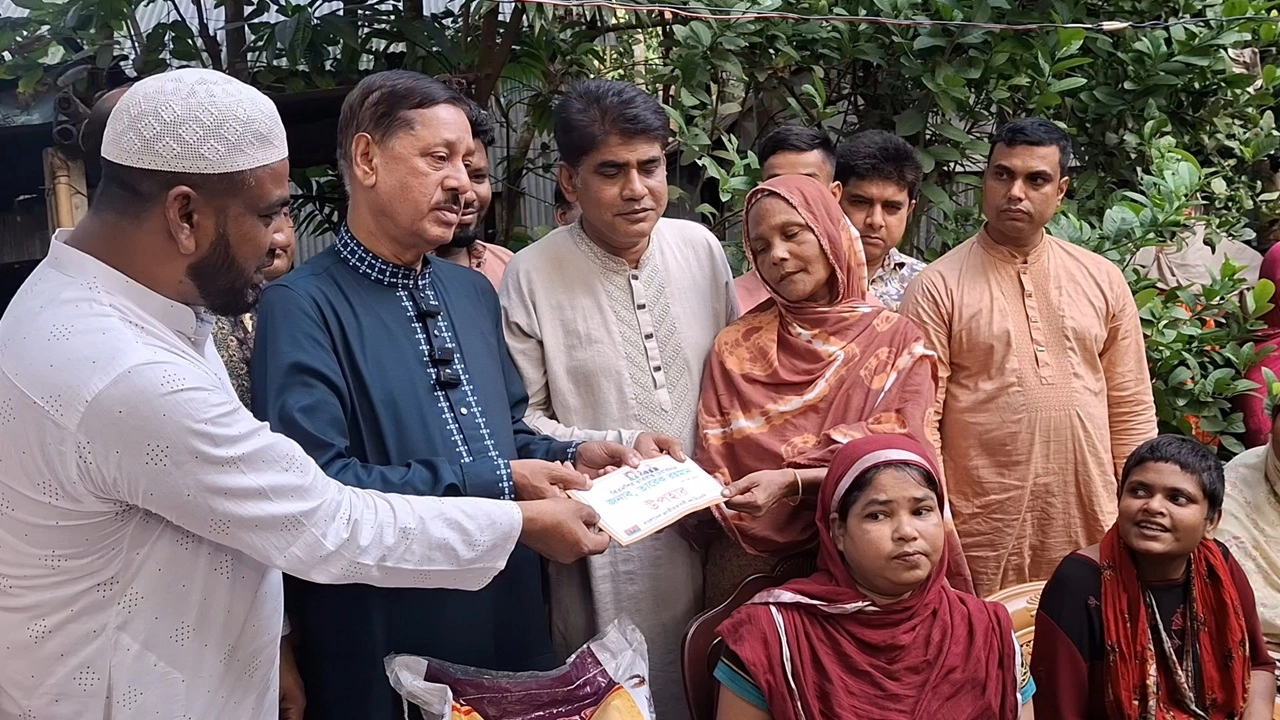 সহায়তা তুলে দেন পাকুন্দিয়া উপজেলা বিএনপির আহ্বায়ক ও কিশোরগঞ্জ-২ (পাকুন্দিয়া-কটিয়াদী) আসনের বিএনপি মনোনীত প্রার্থী অ্যাডভোকেট মো. জালাল উদ্দিন