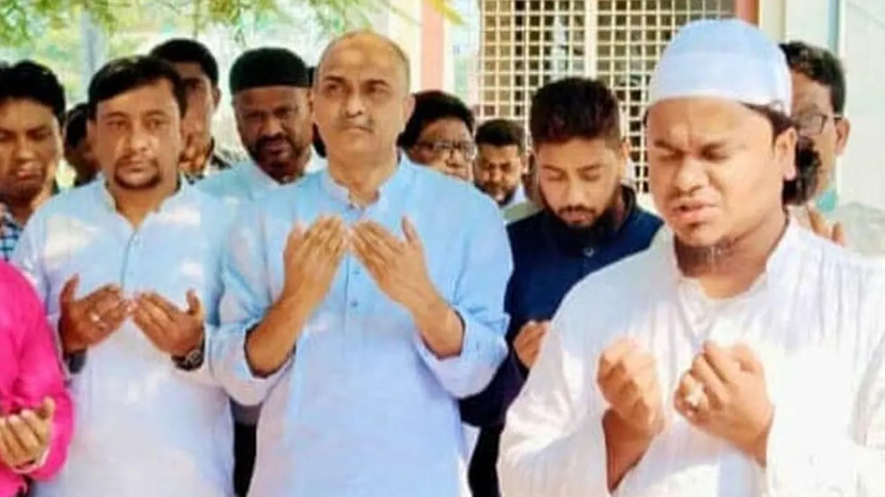 আওয়ামী লীগের সাবেক সহ-সভাপতি আব্দুর রাজ্জাকের কবরের কাছে গিয়ে দোয়া করেন বিএনপি নেতা