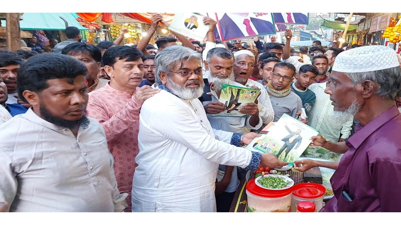 শুক্রবার (১৪ নভেম্বর) বিকেলে লাকসাম–মনোহরগঞ্জের বিভিন্ন এলাকায় লিফলেট বিতরণ