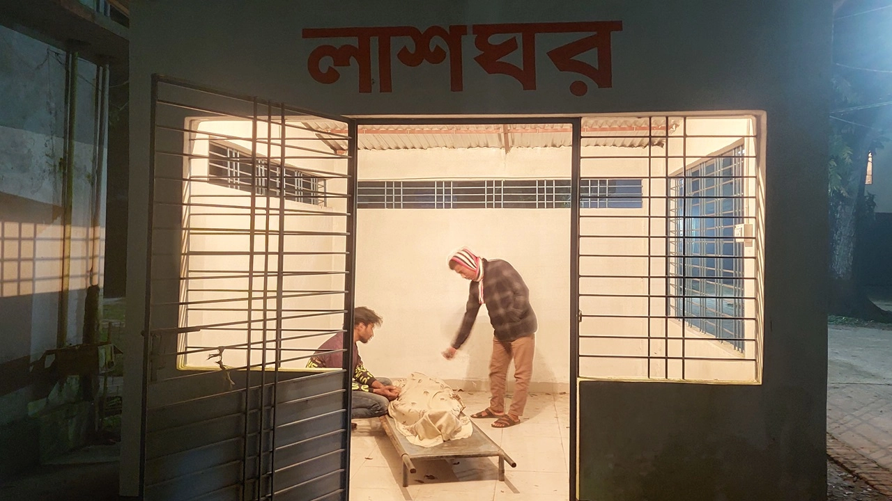 মন হোসেন (২২) নামে এক যুবক নিহত হয়েছেন