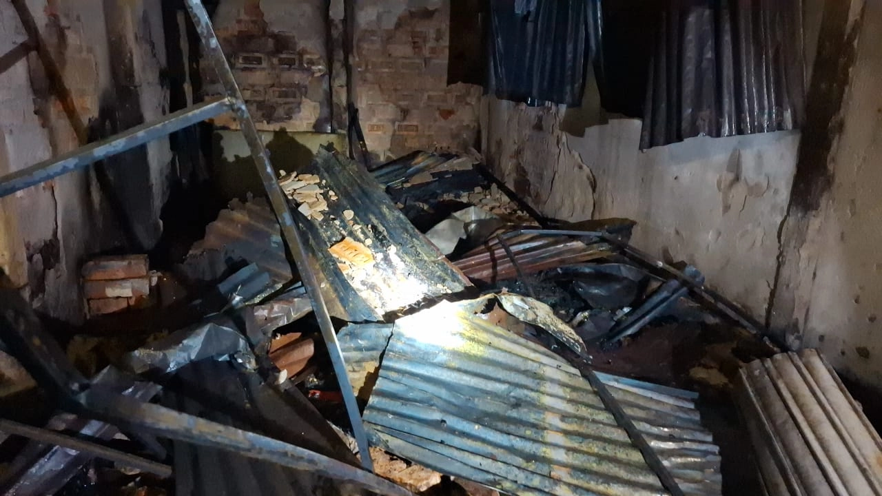 আগুনে পোড়া দোকান