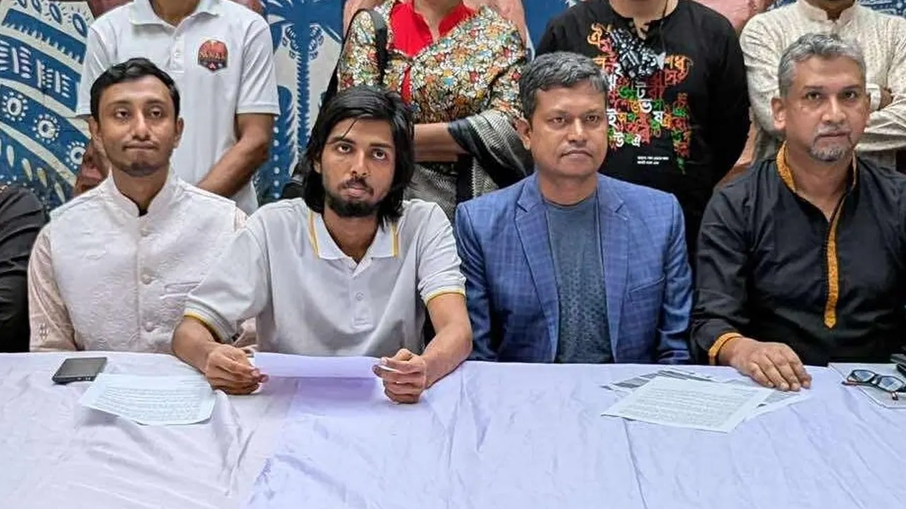 শুক্রবার সংবাদ সম্মেলনে ডাকসু নেতারা বক্তব্য রাখেন