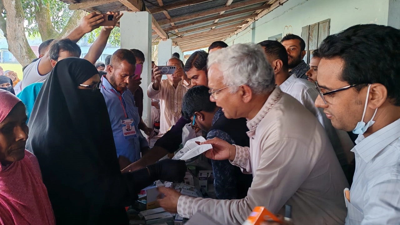 দরিদ্র মানুষকে বিনামূল্যে চিকিৎসা দিচ্ছেন ডা. জাহিদ