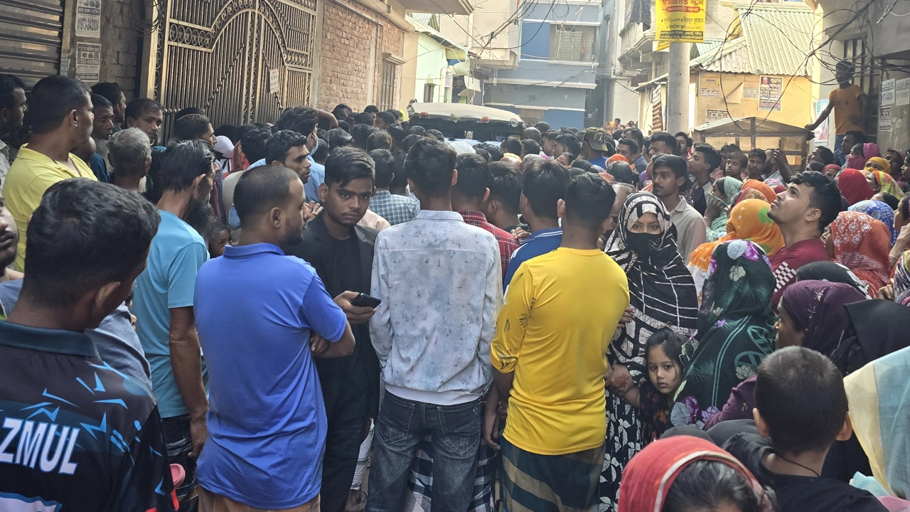 ঘরের মধ্যে মিলল স্ত্রীর গলাকাটা মরদেহ, স্বামী গুরুতর আহত