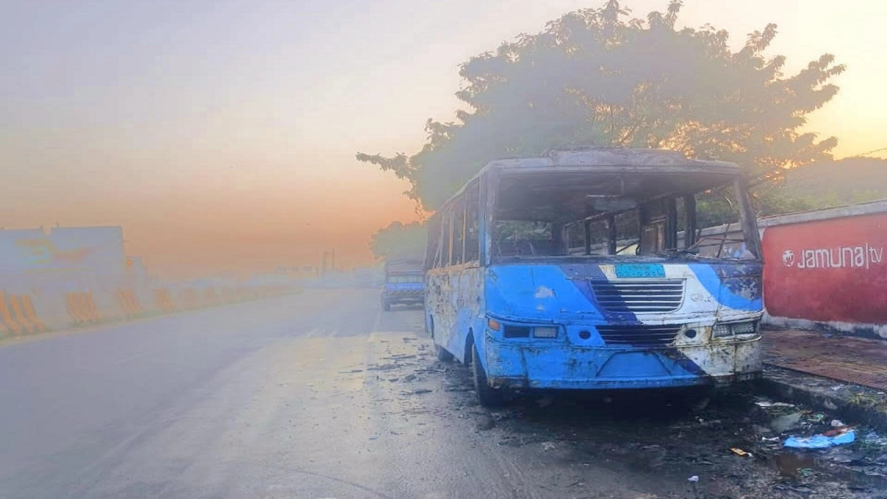 থেমে থাকা যাত্রীবাহী বাসে অগ্নিসংযোগ