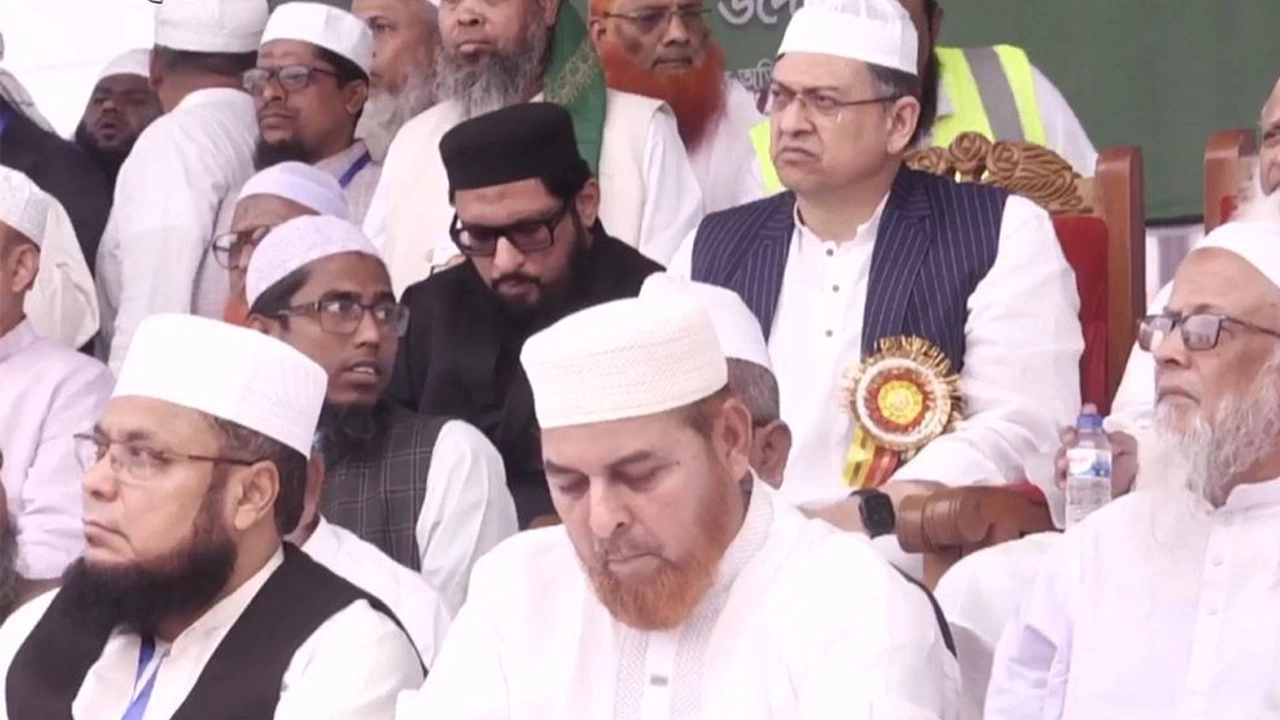 খতমে নবুওয়ত মহাসম্মেলনে বিএনপির স্থায়ী কমিটির সদস্য সালাহউদ্দিন আহমেদসহ জাতীয় নেতারা।