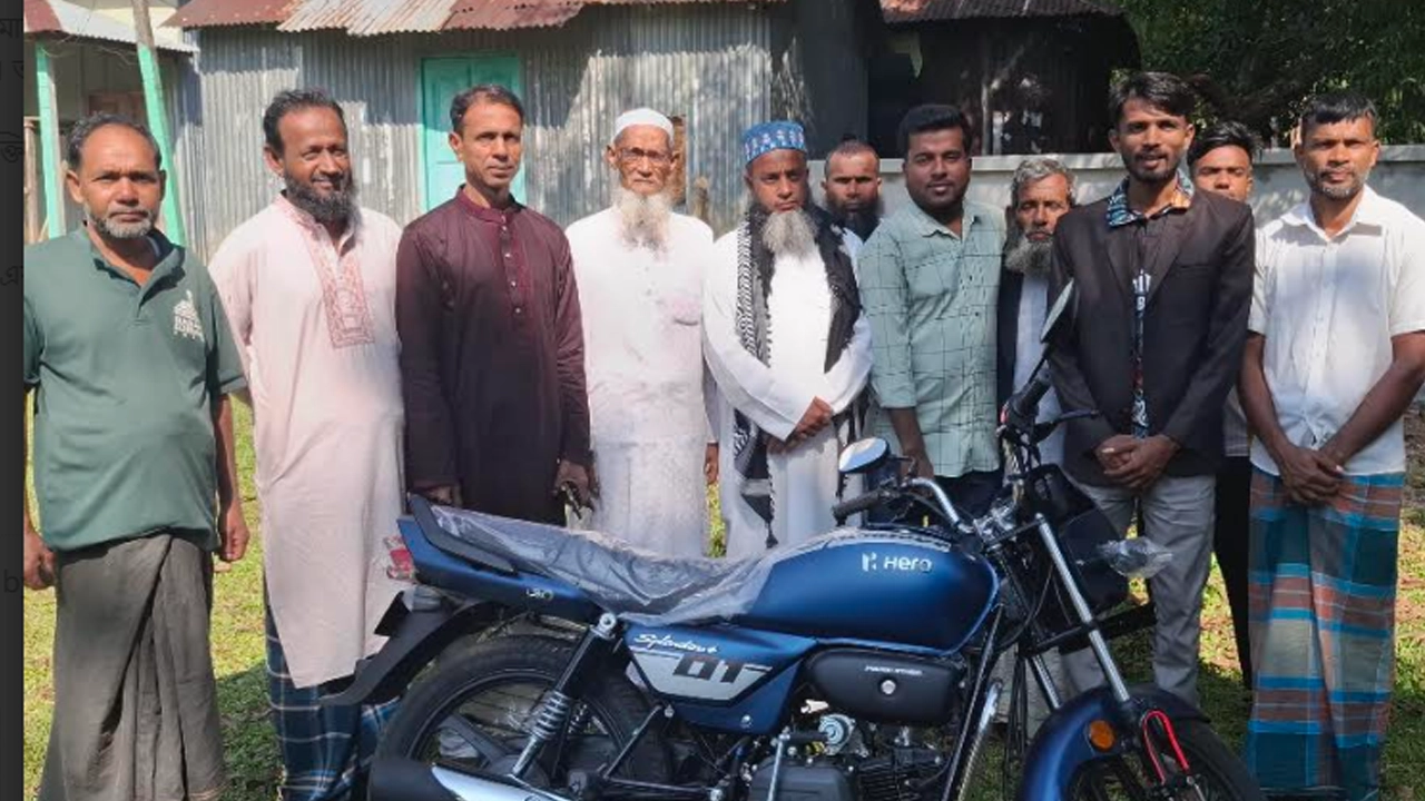 মসজিদের ইমামকে মোটরসাইকেল উপহার দিলেন এলাকার প্রবাসীরা