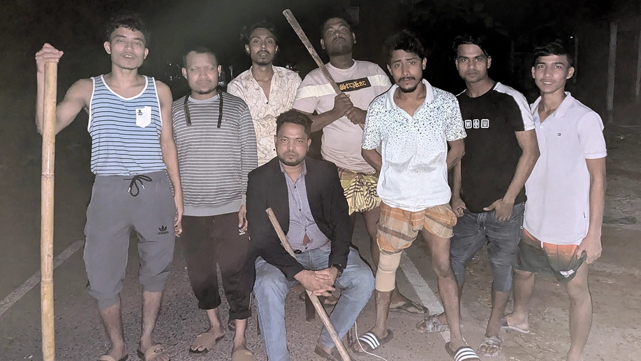 রাত জেগে পাহারা দিচ্ছেন স্থানীয় যুবকরা। ছবি: এনপিবি