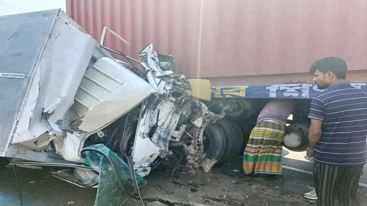 কাভার্ড ভ্যান উল্টে দুমড়ে-মুচড়ে গেছে