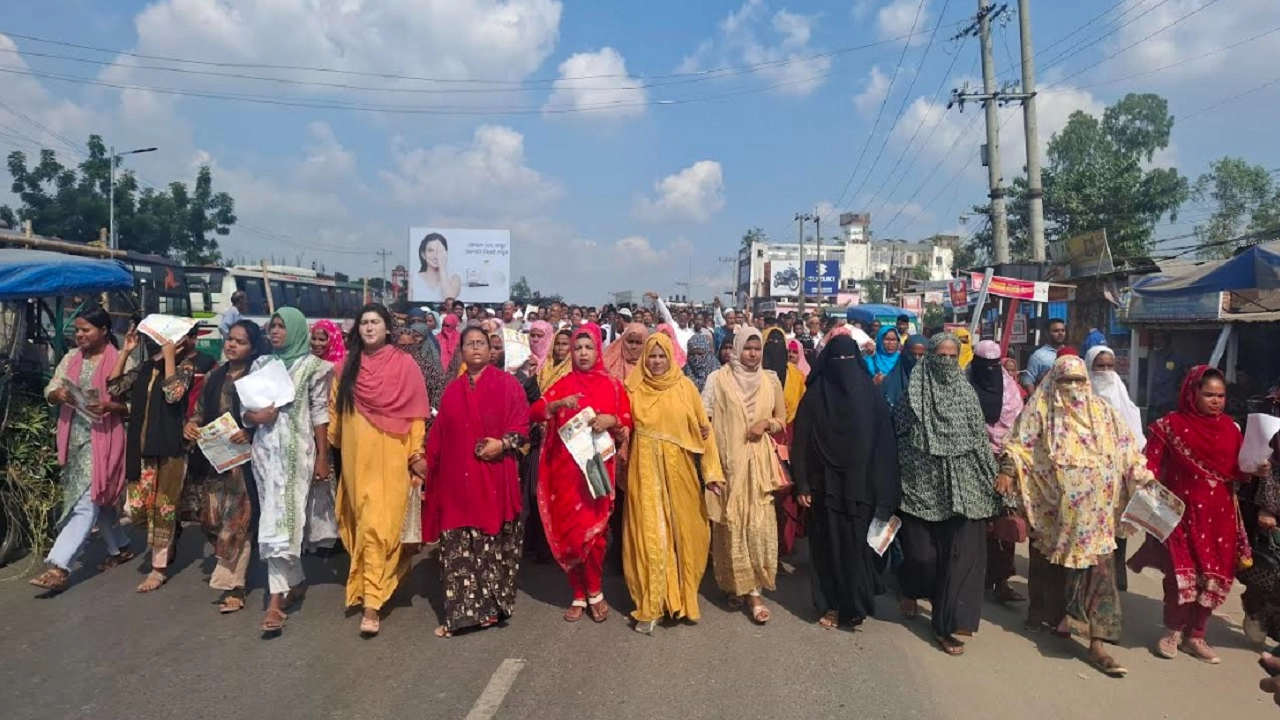 মহাসড়ক অবরোধ করে বিক্ষোভ কর্মসূচি পালন করেছে মোহাম্মদ আলীর কর্মী সমর্থকরা