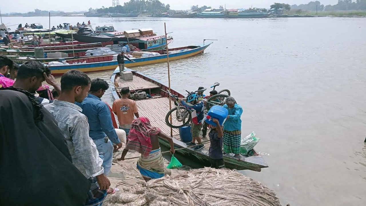 দিঘীরপাড় এলাকায় পদ্মার শাখা নদী