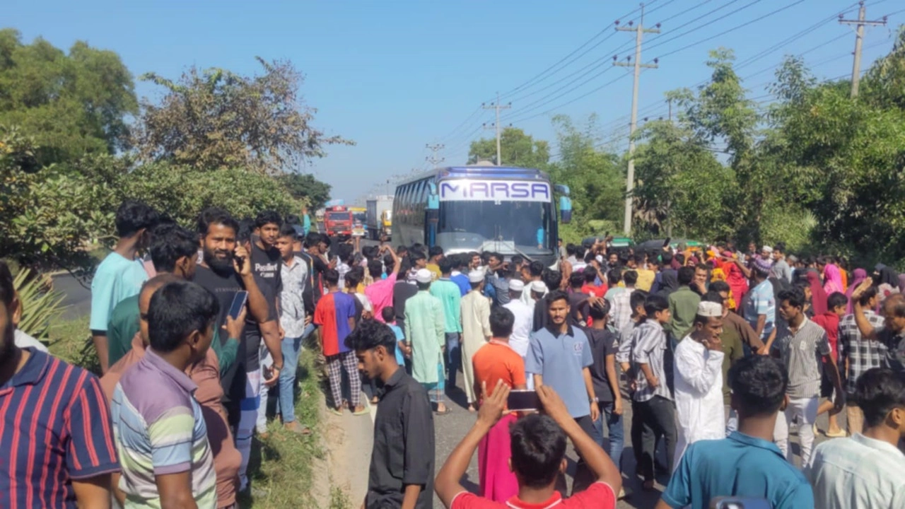 ঢাকা–চট্টগ্রাম মহাসড়ক অবরোধ করে বিক্ষোভ করেছেন স্বজন ও এলাকাবাসী