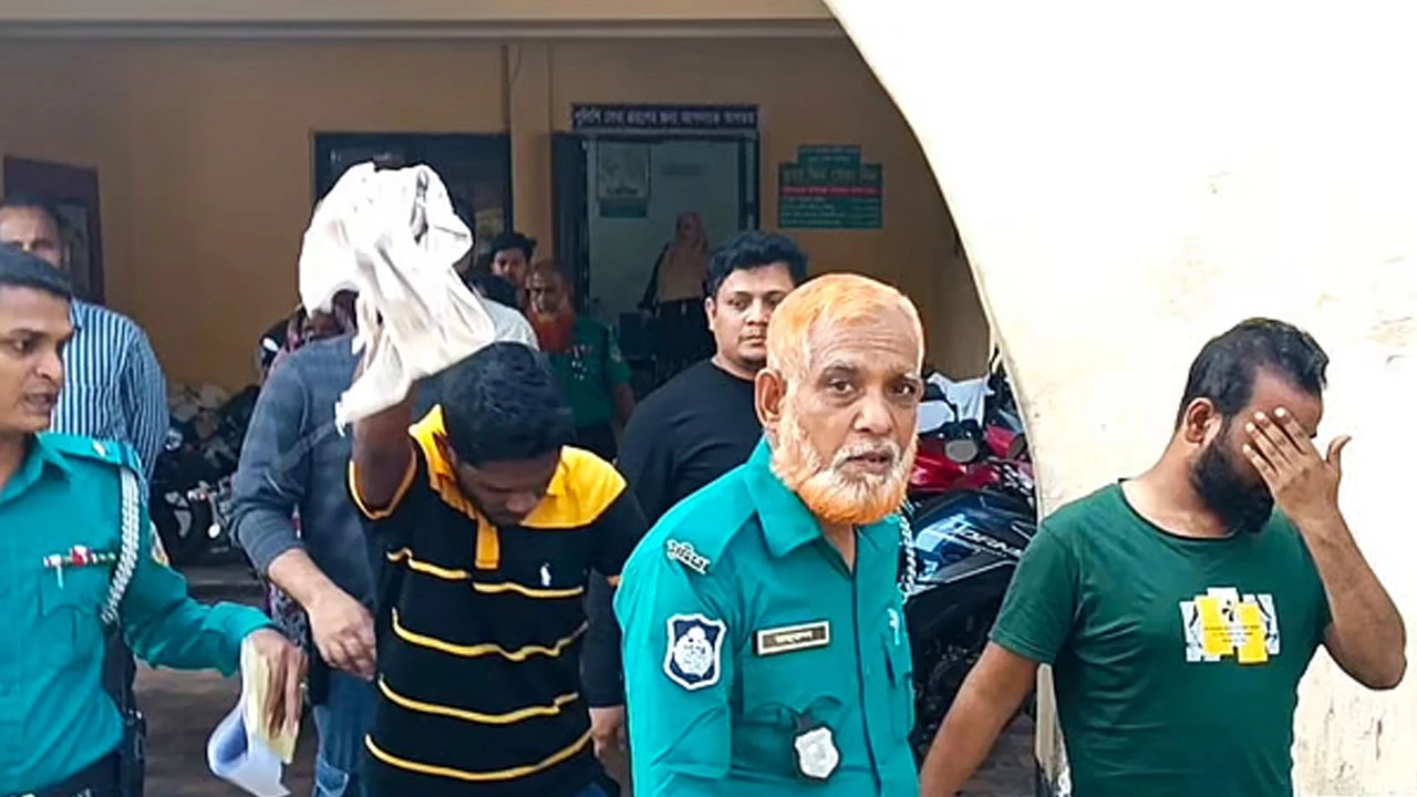 বরিশালে ছাত্রদল নেতাকে গ্রেপ্তার করতে গিয়ে পুলিশের ওপর হামলার ঘটনায় আটক ব্যক্তিদের আদালতে নেওয়া হচ্ছে। আজ শনিবার সকালে বরিশাল কোতোয়ালি মডেল থানায়ছবি: সংগৃহীত