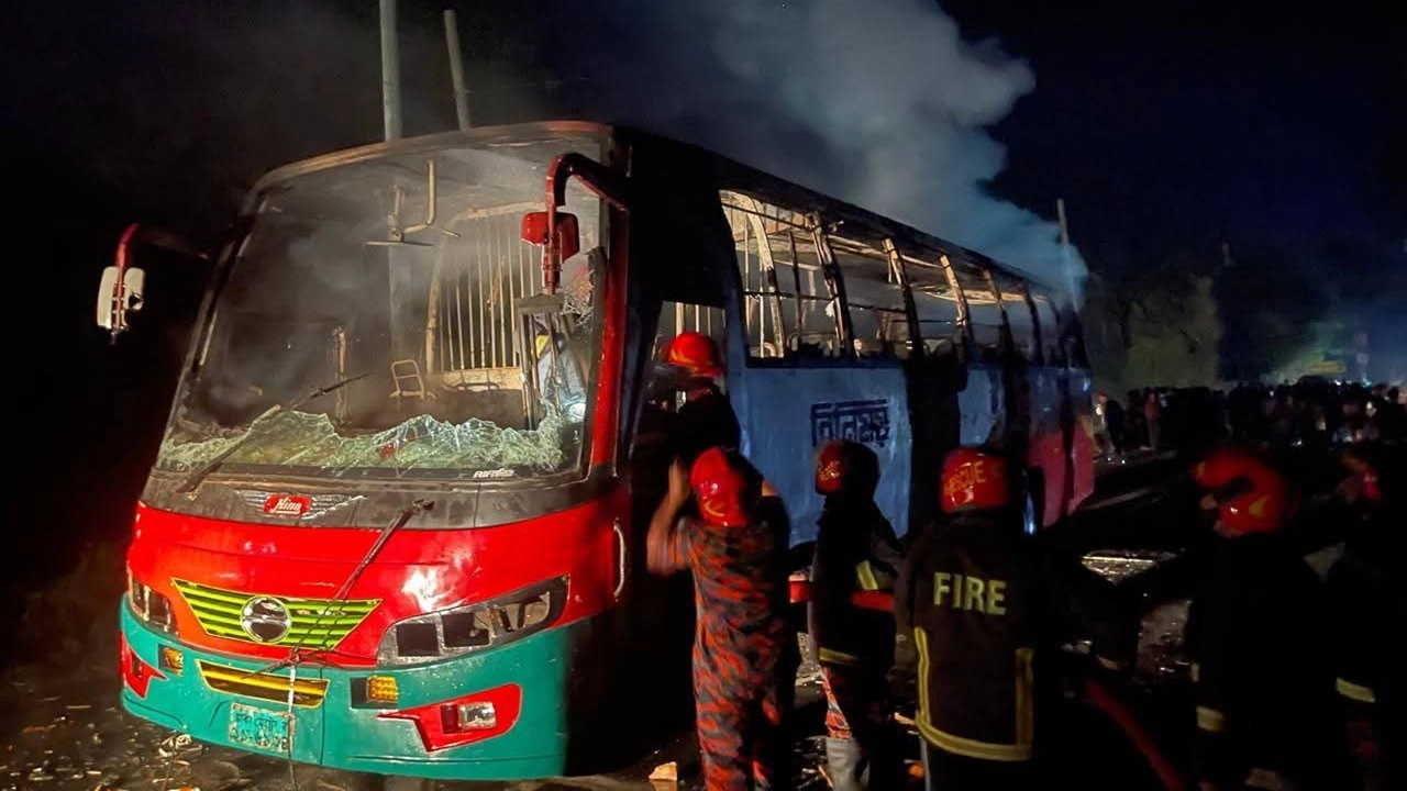 স্থানীয় জনতা ওই পরিবহনের অন্য আরেকটি বাসে আগুন ধরিয়ে দেন