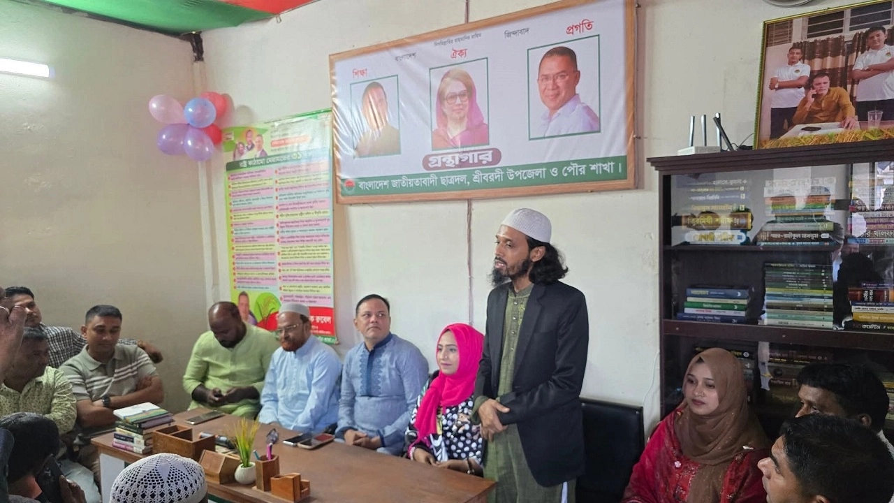 অফিসের যায়গসায় উন্মুক্ত লাইব্রেরি স্থাপন