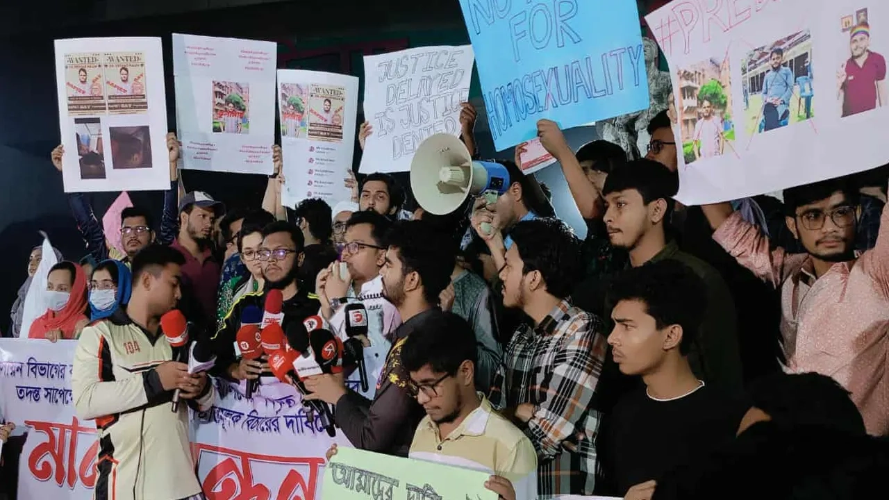 শনিবার সন্ধ্যায় বিক্ষোভ করেছেন বিশ্ববিদ্যালয়ের শিক্ষার্থীরা